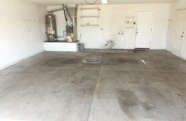 Building Photo - 3+2 Stylish, Move-In Ready Home with New Flooring and Fresh Interior