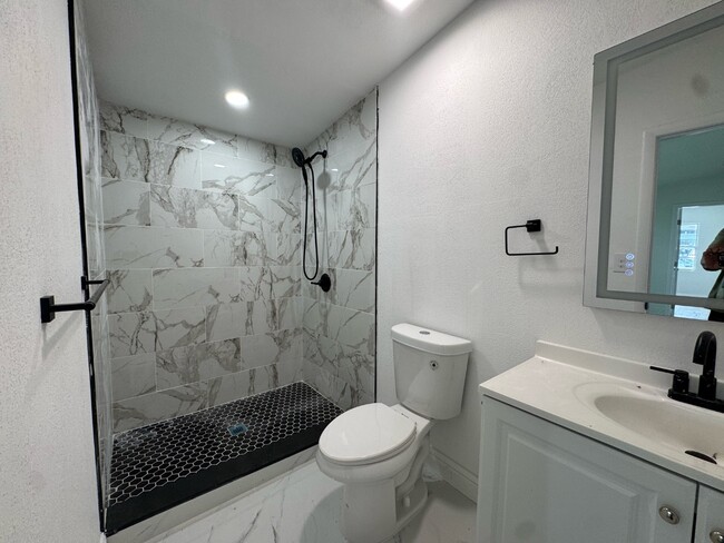 Building Photo - 585 Lindley Terrace