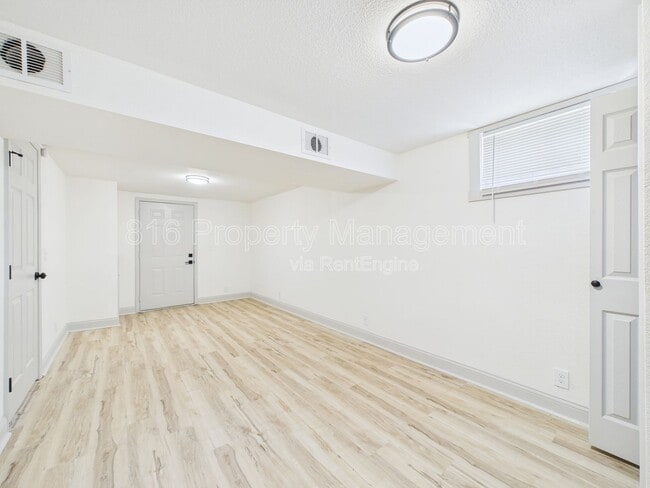 Building Photo - 1406 N Ponca Dr