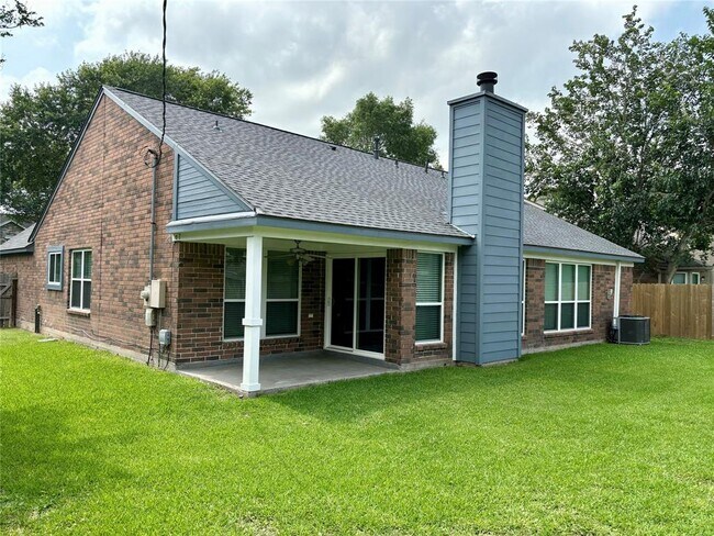 Building Photo - 3909 Ashwood Dr