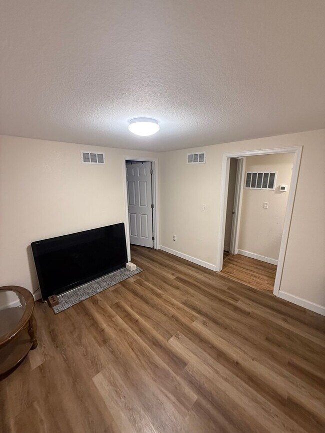 Building Photo - 3 Bedroom 1 Bathroom Available in Anshutz Medical Center Area