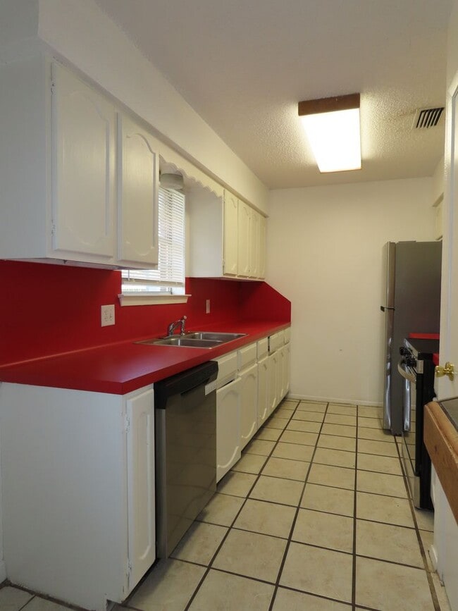 Building Photo - Quaint 3 Bedroom, 1 Bathroom Home in Whitehouse, w/ Shed for Storage