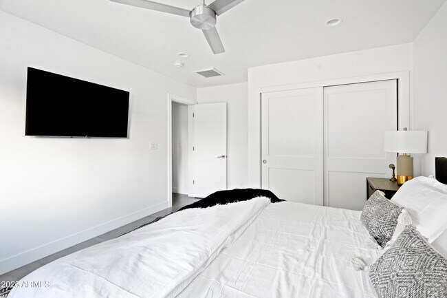 Building Photo - 4633 N 49th Pl