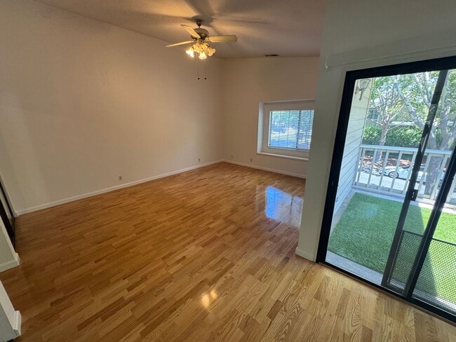 Building Photo - Charming and Serene 3BD/2.5BA Duet In Desi...