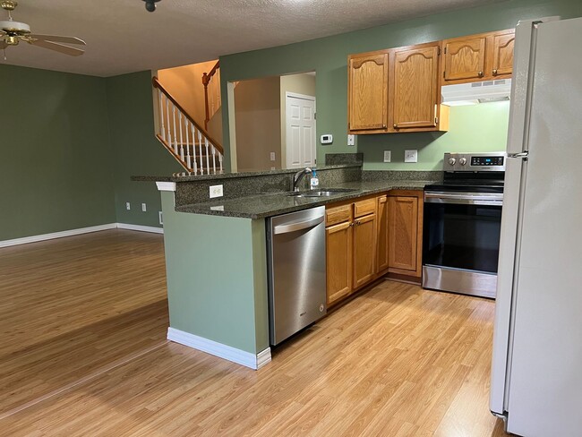 Building Photo - Very sharp 3 BR, 2.5 bathroom,  updated appliances, hardwood flooring