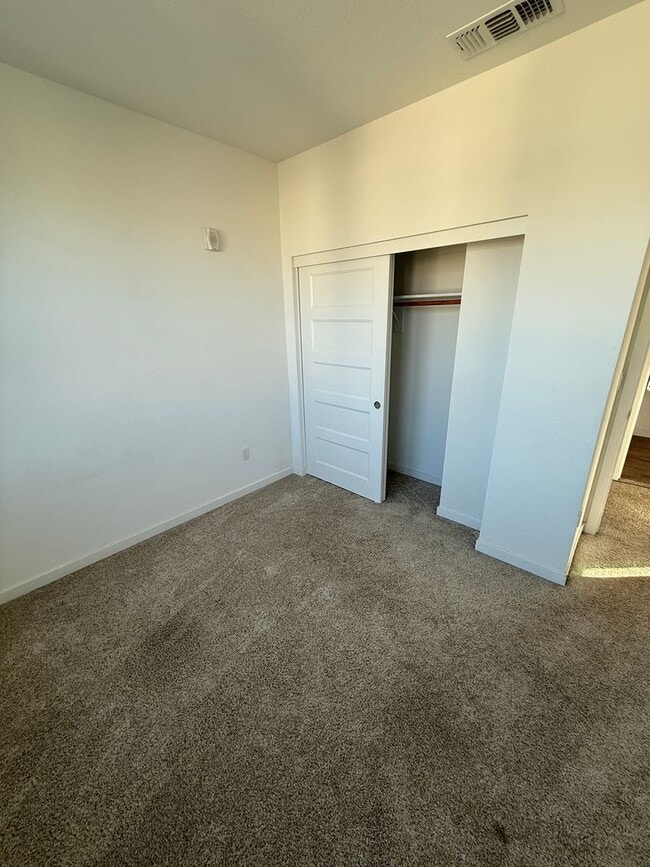 Building Photo - MODERN SMART CONDO IN DESIREABLE COMMUNITY