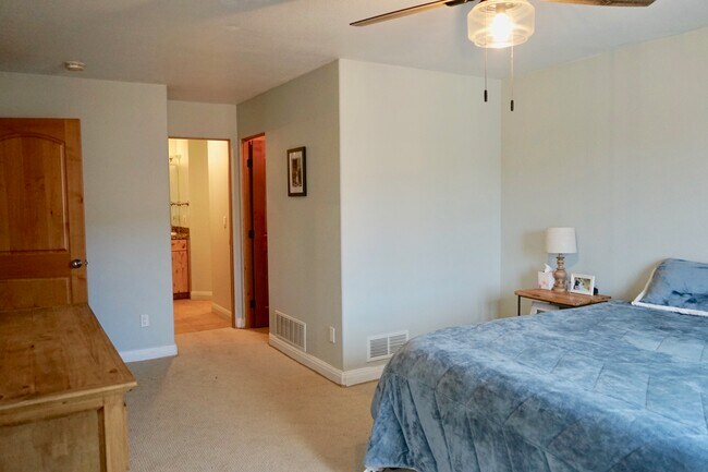 Master bedroom - 27 Crystal Park Rd