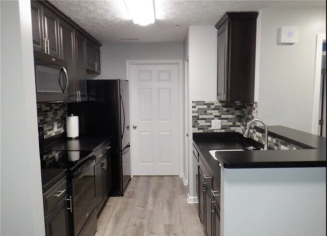 Building Photo - 14940 Lenox Dr