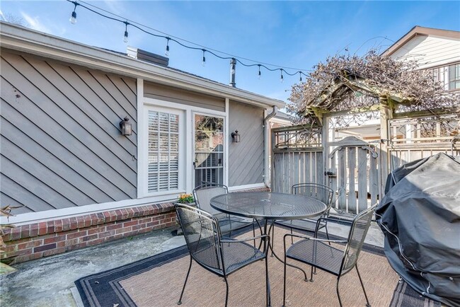 Building Photo - 1143 St Charles Pl NE