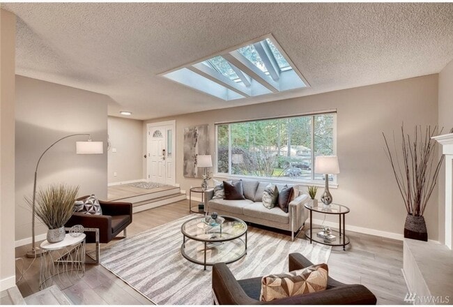 Building Photo - Kirkland Location, Charming 3 Bedroom - 1....