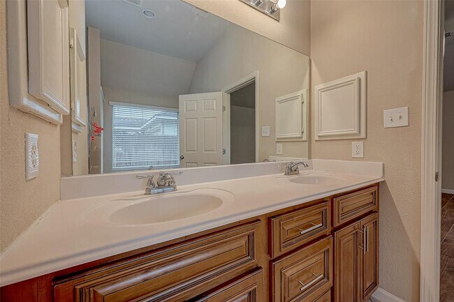 Building Photo - 722 Silver Creek Cir