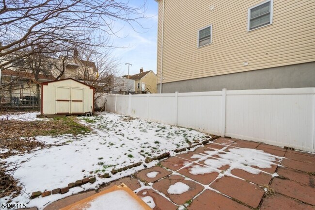 Building Photo - 120 Grant Ave