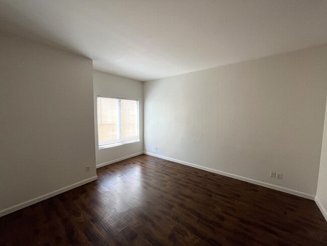 Building Photo - $500 OFF First Month's Rent! 2BR/2BA Downt...