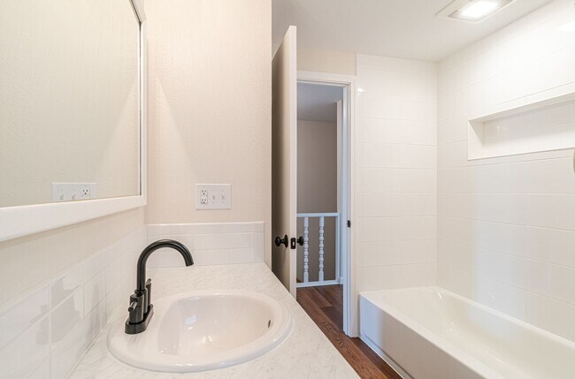 Building Photo - Huge Kitchen, 1000 sq ft Shop/Garage, Remodeled 3 bedroom