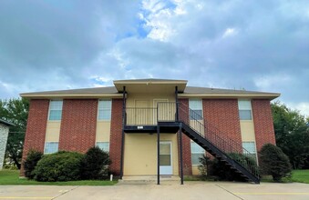 Building Photo - 1706 Benttree Dr