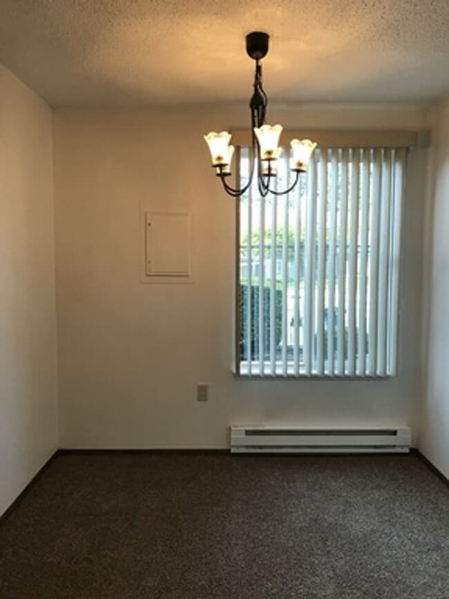 Building Photo - Great 1br 1bath Condo w/Tennis court/swimm...