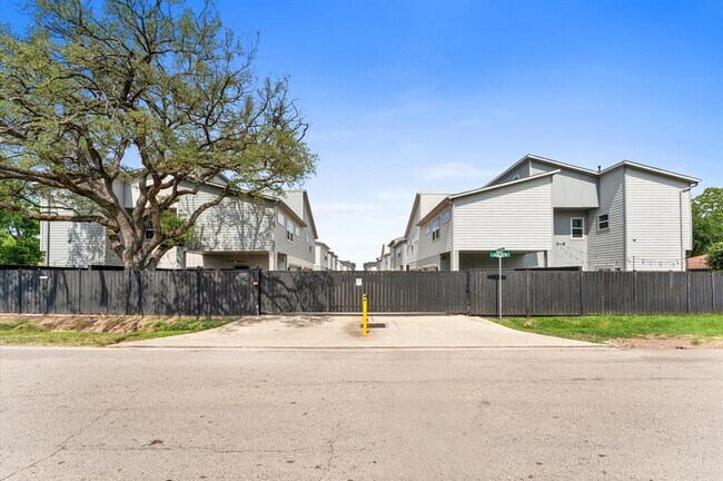 Building Photo - 7722 Jack Oak Ave