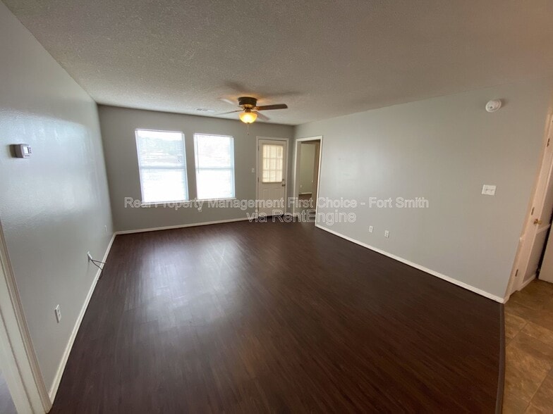 Building Photo - 1911 Whippoorwill Dr