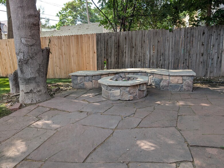 built in firepit - 2860 Humboldt St