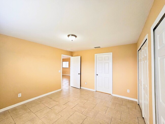 Building Photo - Move-in Ready 3 BR & 2 BA