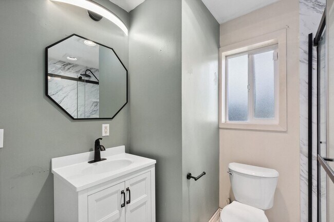 Building Photo - 644 S 189th St