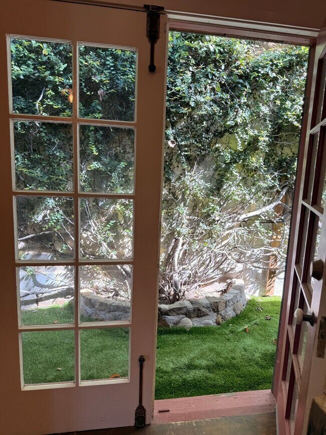 Building Photo - Furnished 1940s Beachwood Canyon Retreat with Treetop Deck + Creative Loft!