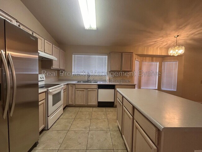 Building Photo - 2335 E Aire Libre Ave