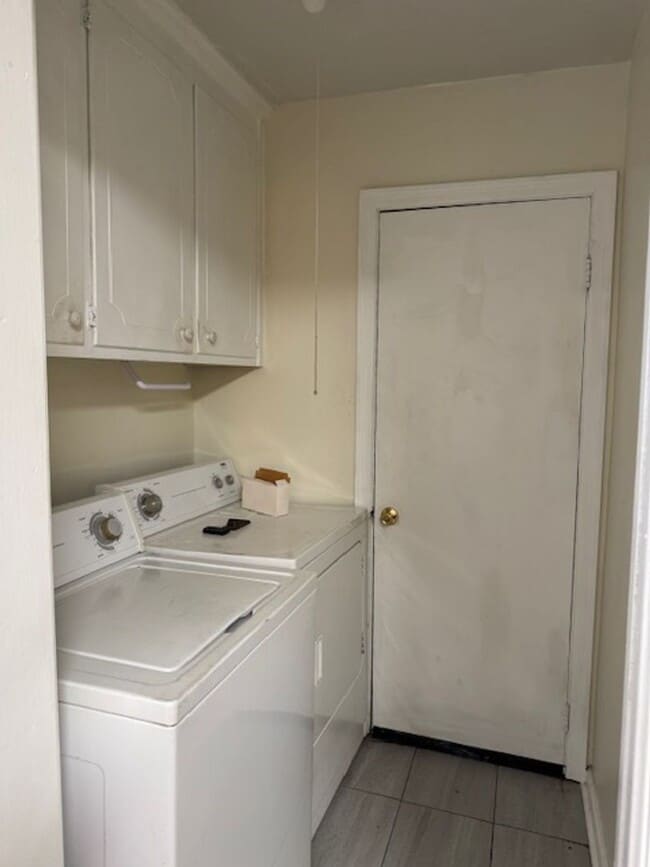 Building Photo - Spacious Brick Rancher