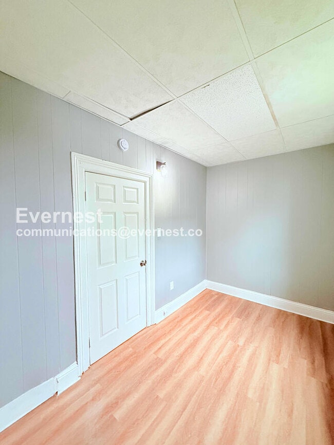 Building Photo - 3 Bed/1 Bath Home with Off-Street Parking / Pet-Friendly / Available Now!