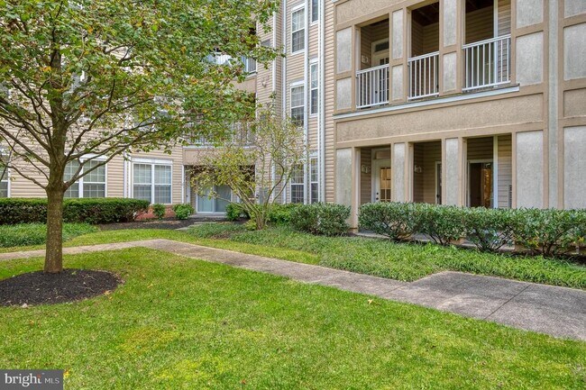 Building Photo - 400 Symphony Cir