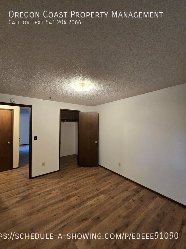 Building Photo - 2bed/1 Bath Lower Level Unit