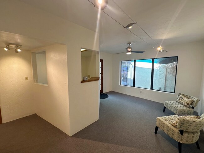 Building Photo - 927 N Swan Rd