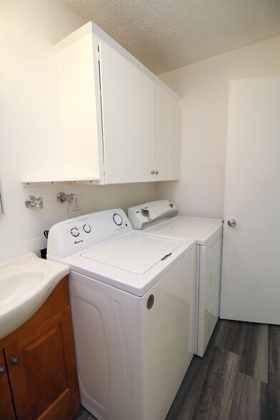 Building Photo - 6213-6217 SE Fern Ave