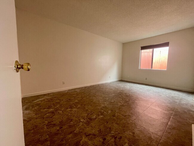 Primary Photo - Specious 2 Bedrooms 1 Bathroom with Parking!