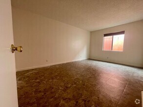 Building Photo - Specious 2 Bedrooms 1 Bathroom with Parking!
