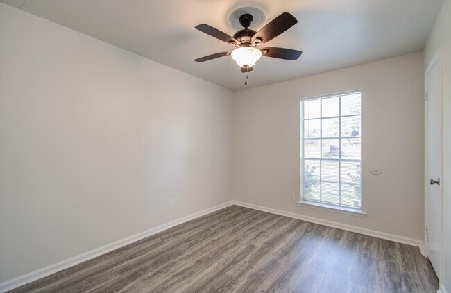Building Photo - 15611 La Casa Ln