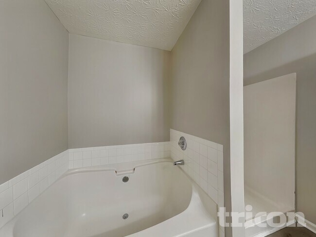 Building Photo - 613 Shadow Lake Dr