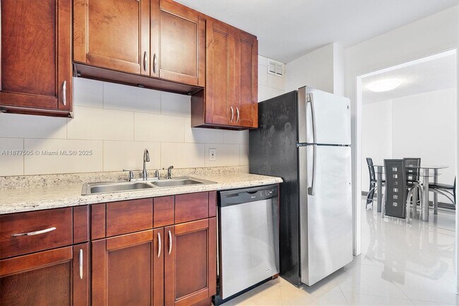 Building Photo - 400 Kings Point Dr