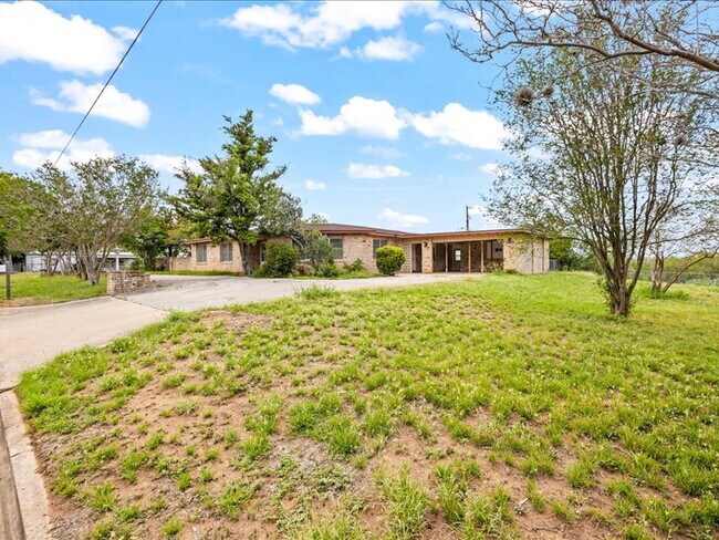 Building Photo - Charming 3-Bedroom Home with Spacious Livi...