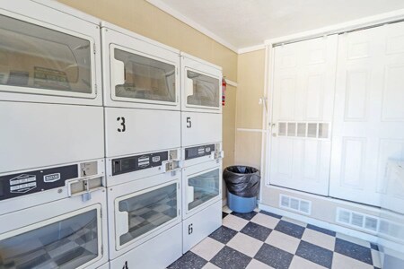 Building Photo - 3233 Bonnie Dr