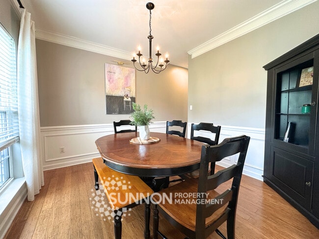 Building Photo - Spacious 3 bed, 2.5 bath with large bonus