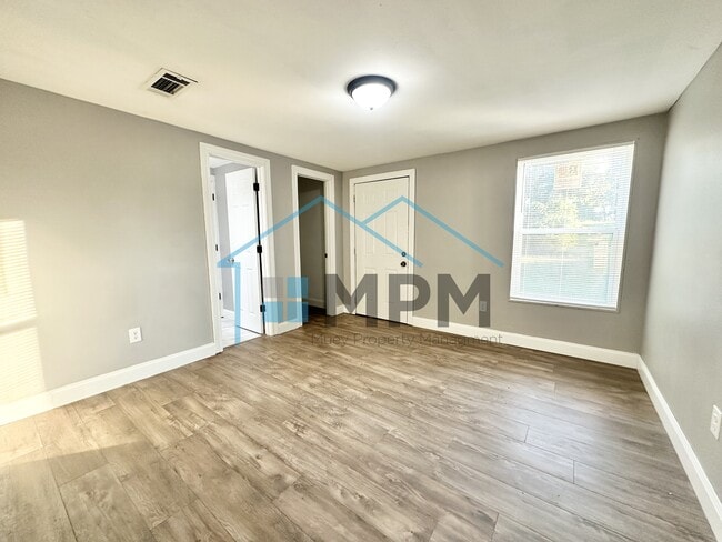 Building Photo - 119 S Riverbend Dr
