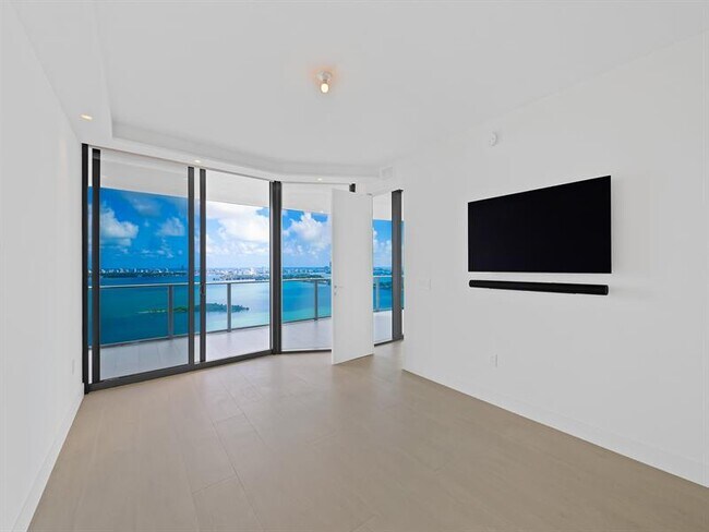 Building Photo - 700 NE 24th St