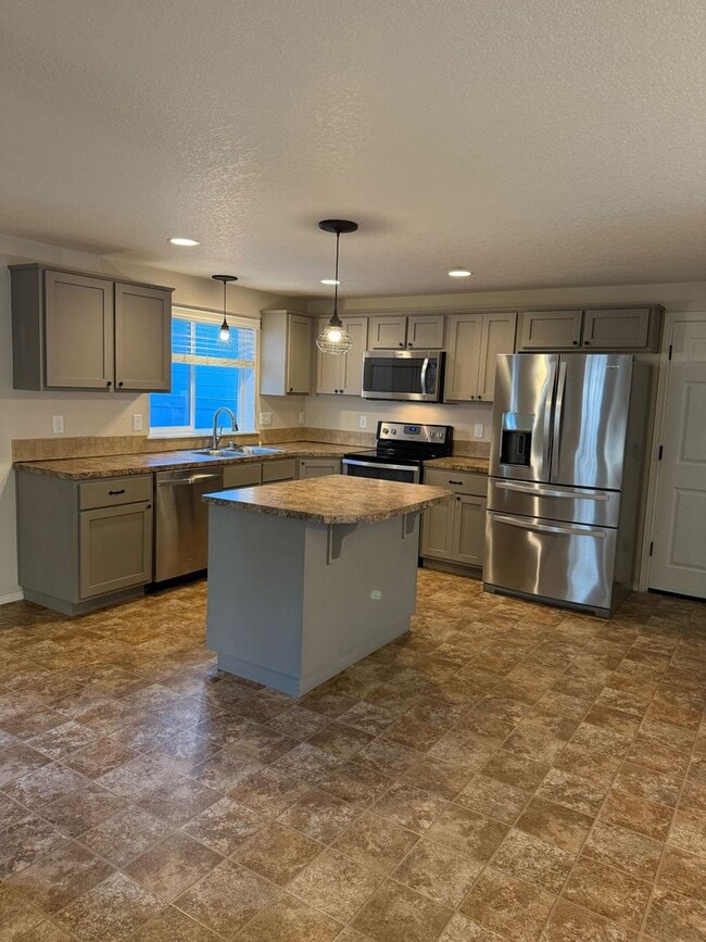 Building Photo - Gorgeous 3B/2.5Ba Home in Battle Ground! Close to Shopping & More!