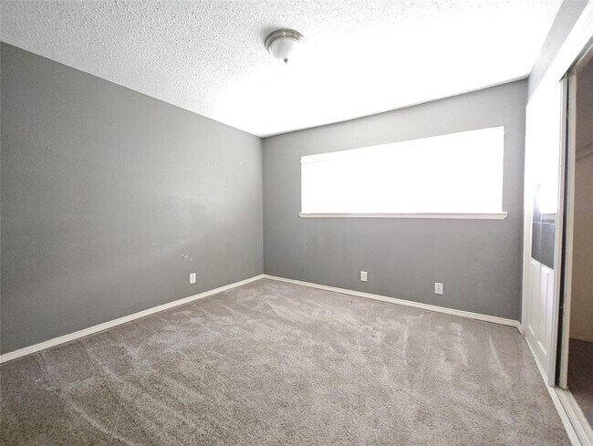 Building Photo - 5636 Birchmont Dr