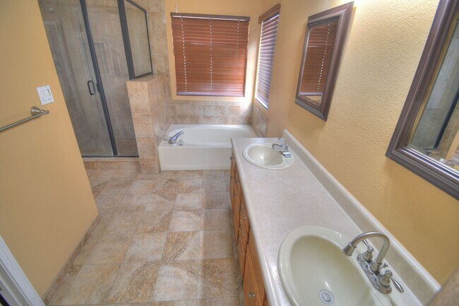 Building Photo - Great NW Three Bedroom , Two Bathroom, 2 C...