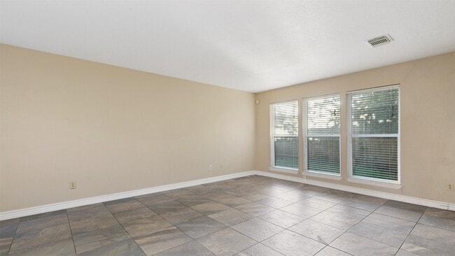 Building Photo - 10810 Sugar Hill Dr