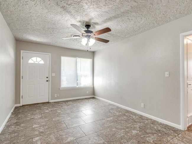 Building Photo - 208 Thompson Dr