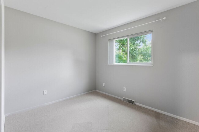 Building Photo - Students Welcome! Spacious 5 Bedroom Home in West Fort Collins