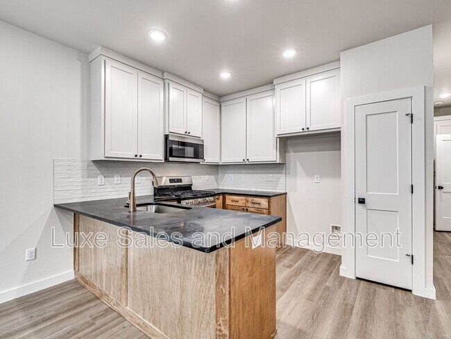 Building Photo - 618 W 2nd St